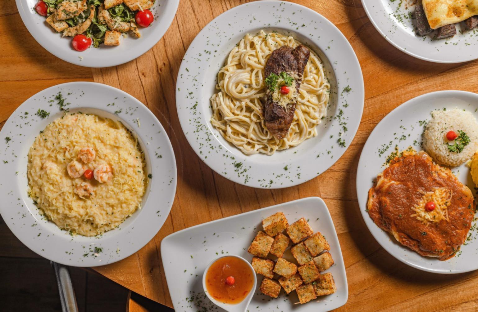 Hábitos saludables de hidratación con agua natural y hierbas frescas