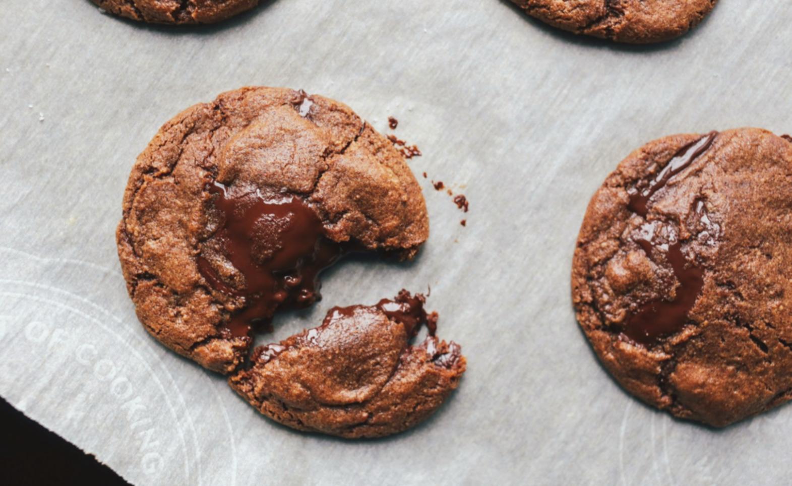 Práctica de alimentación consciente con ingredientes frescos y naturales